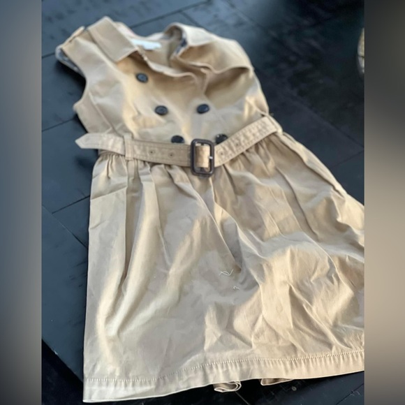 𝘉𝘶𝘳𝘣𝘦𝘳𝘳𝘺 𝘨𝘪𝘳𝘭𝘴 𝘥𝘳𝘦𝘴𝘴 𝘶𝘴𝘦𝘥 𝘰𝘯𝘤𝘦 - Picture 2 of 4